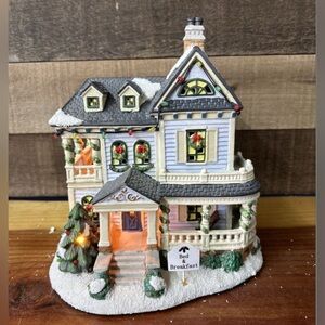 🏡 St. Nicholas Square Bed & Breakfast – Lighted Christmas Village Piece (2006) 🏡